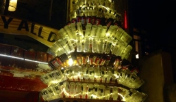 Độc đáo cây noel làm bằng vỏ chai bia giá 2 triệu đồng